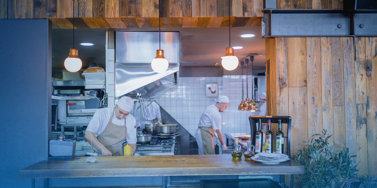 Descubra como organizar a cozinha de um restaurante